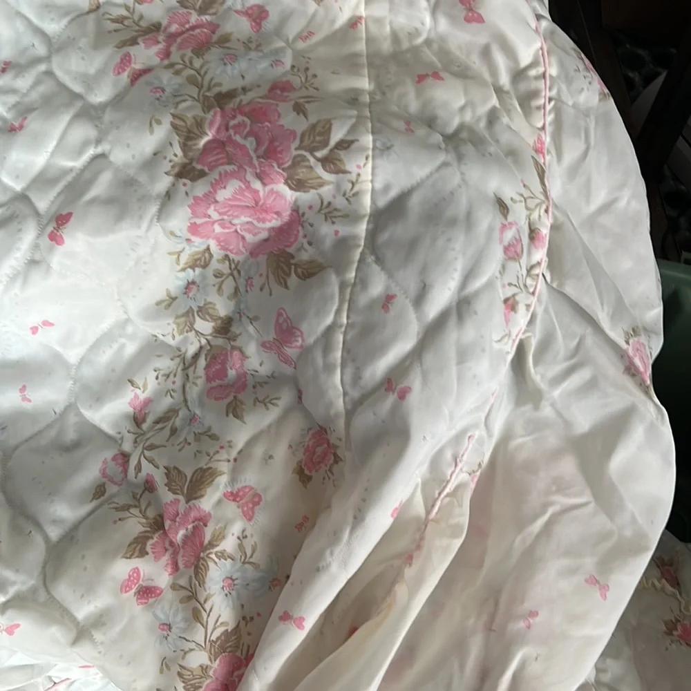 Set: 2 standard pillow cases & 1 comforter: white, pink flowers and butterflies